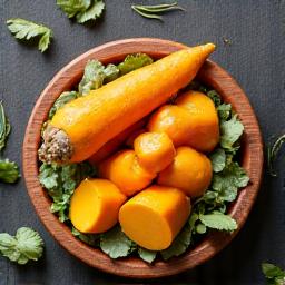 Fresh turmeric and ginger roots, along with green tea leaves, depicting anti-inflammatory benefits.